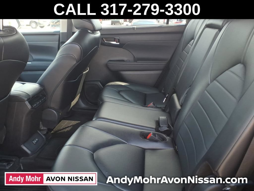 Used 2024 Toyota Highlander XLE AWD/4WD image 37