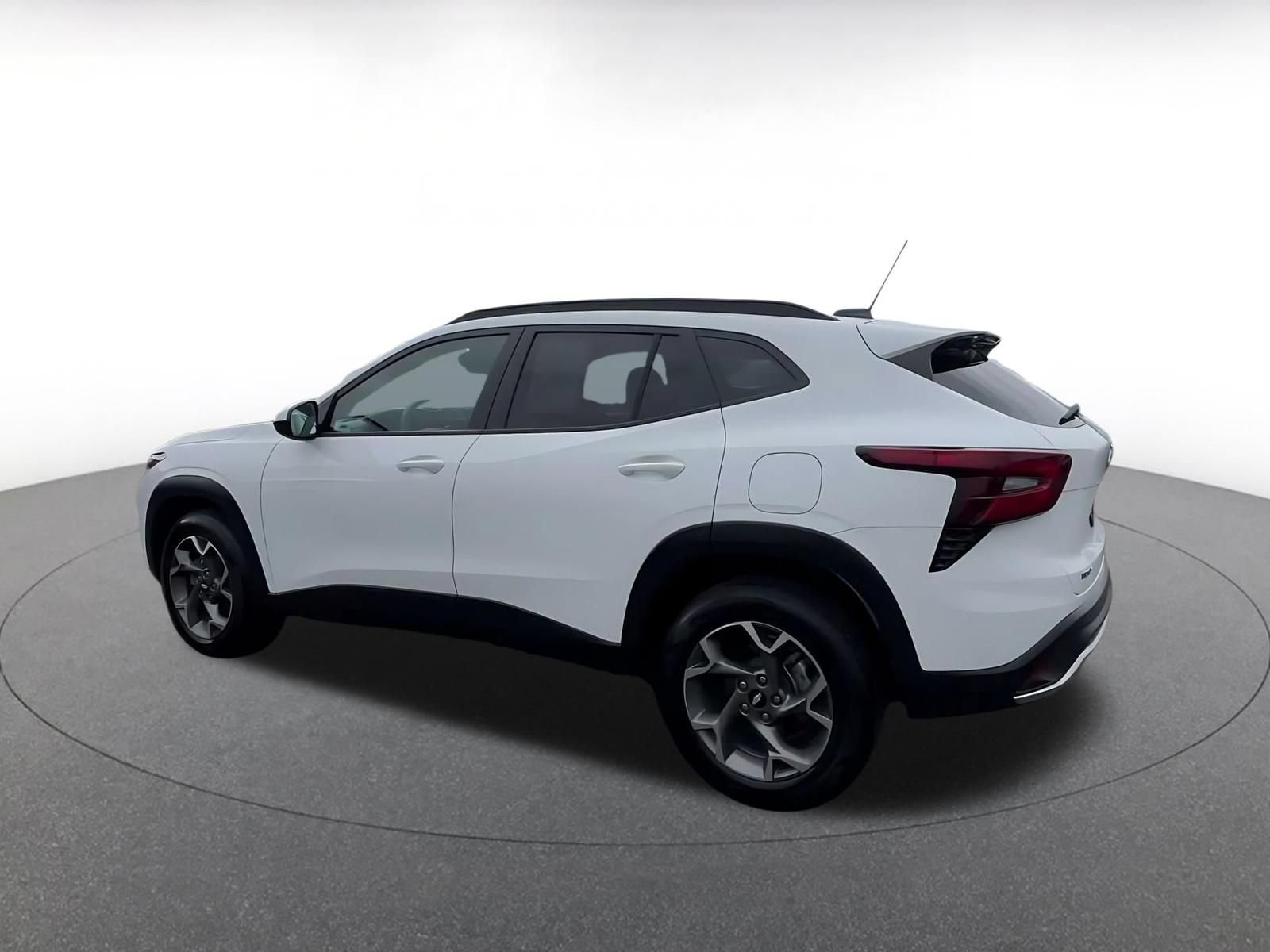 Used 2025 Chevrolet Trax LT FWD image 9