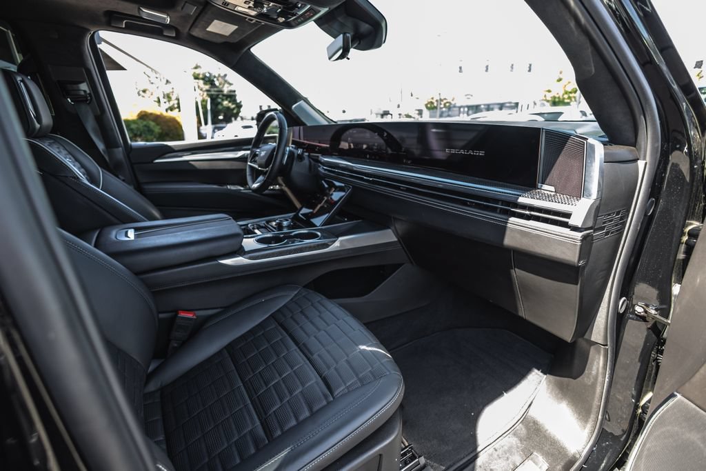 Used 2025 Cadillac Escalade V AWD/4WD image 27