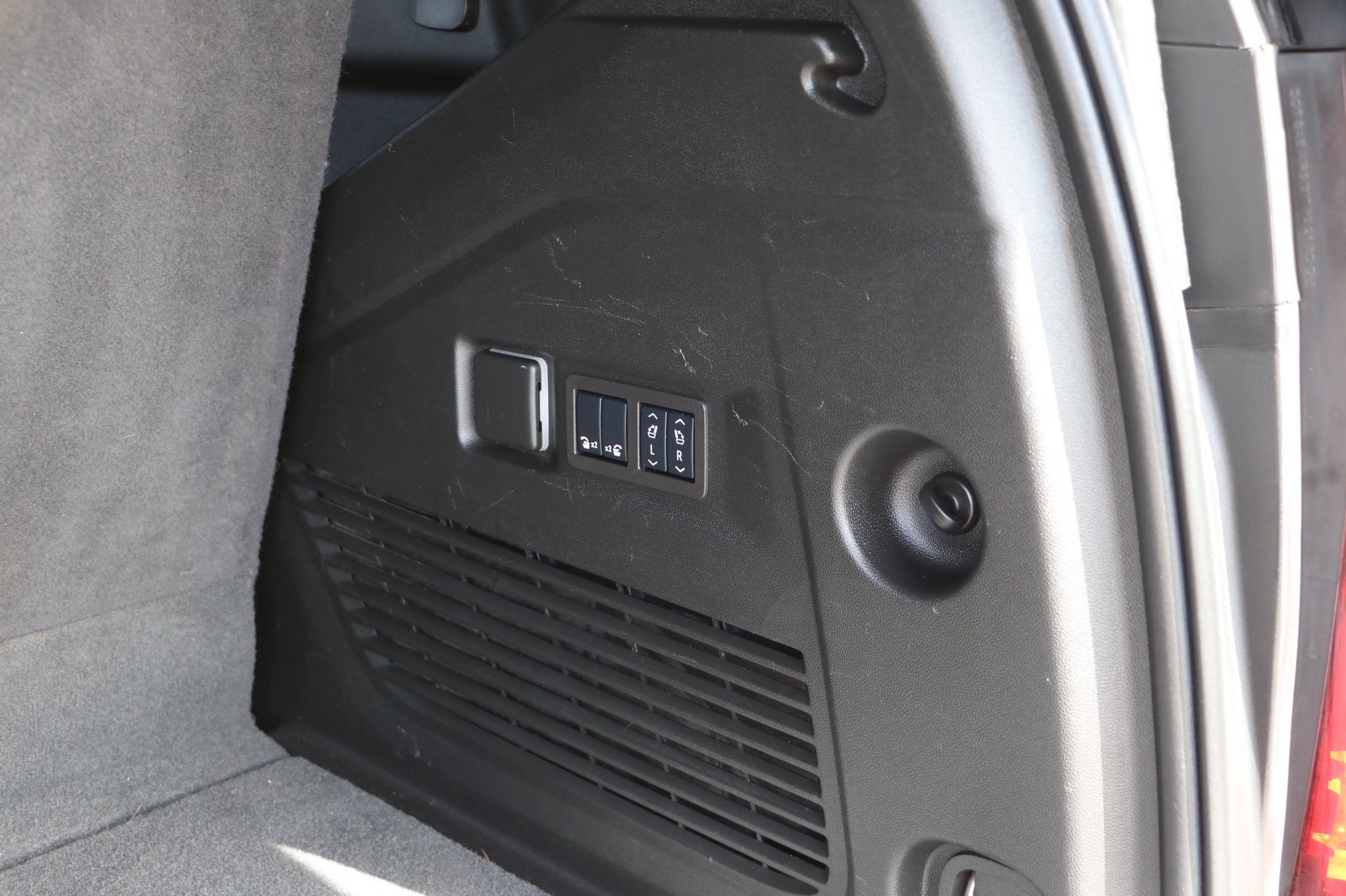 Used 2024 GMC Yukon AT4 w/ Technology Package AWD/4WD image 33