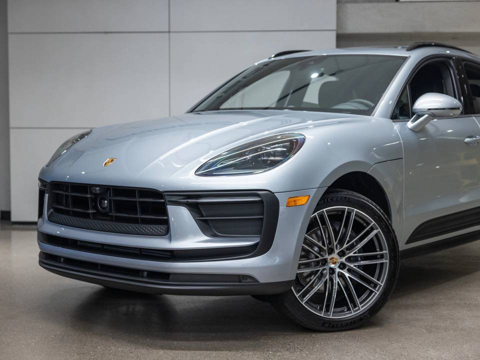 Certified 2026 Porsche Macan AWD/4WD image 12