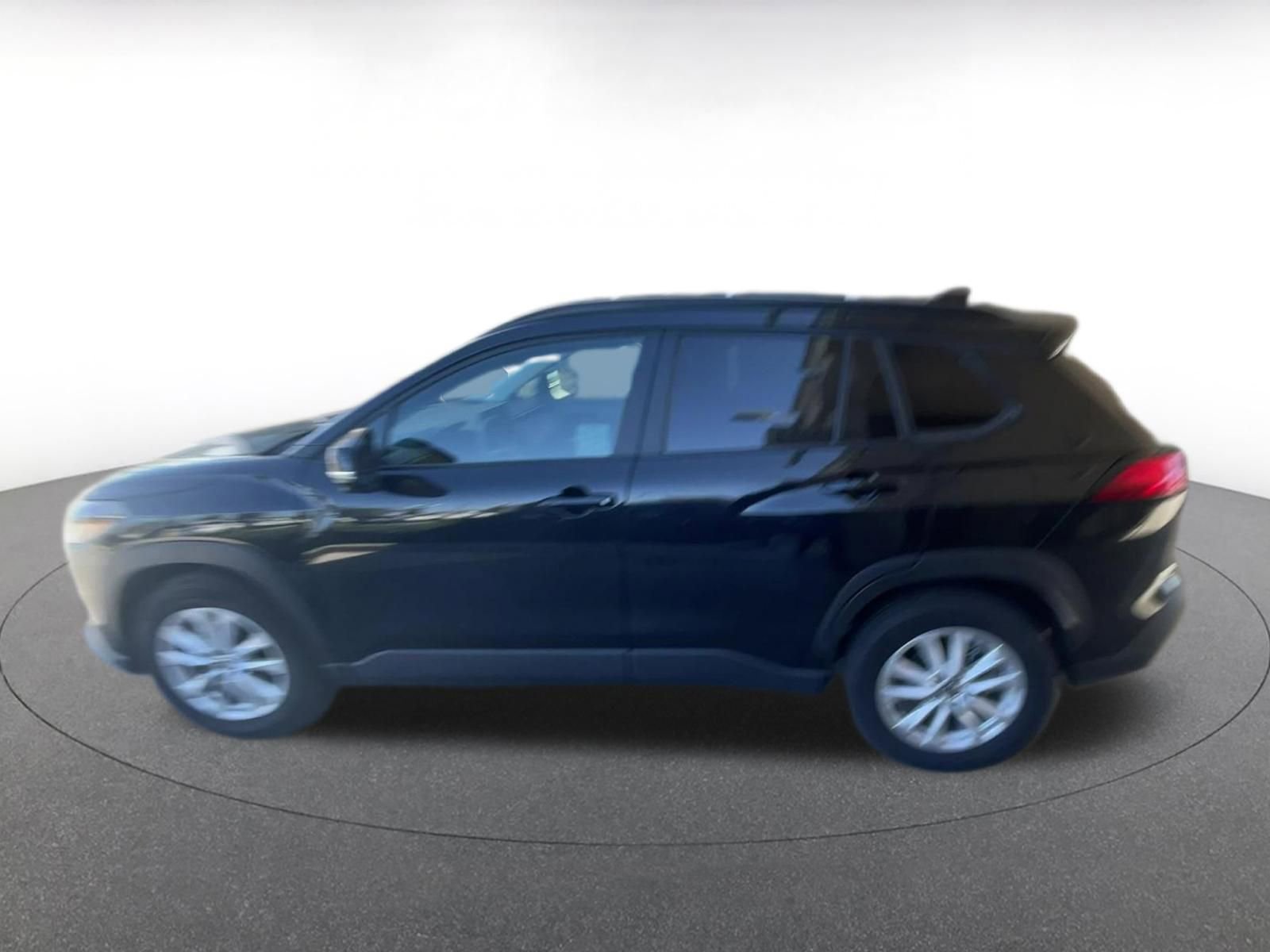 Used 2025 Toyota Corolla Cross LE image 9