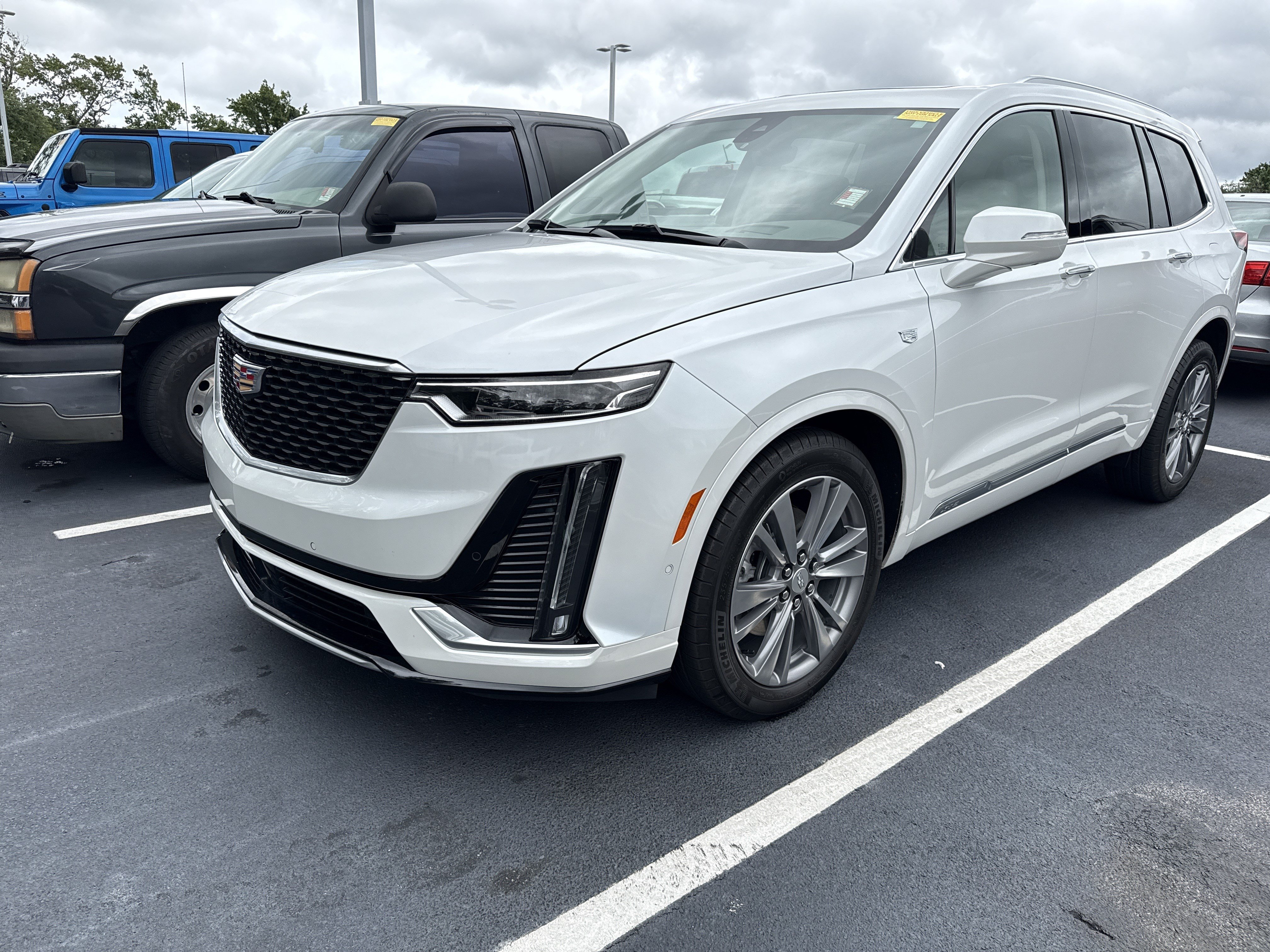 Used 2025 Cadillac XT6 Premium Luxury w/ Technology Package AWD/4WD image 5