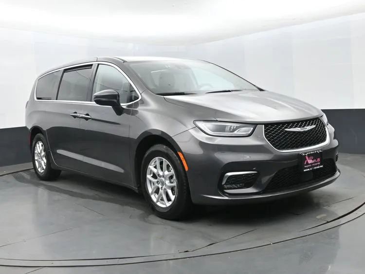 Used 2023 Chrysler Pacifica Touring-L FWD image 2