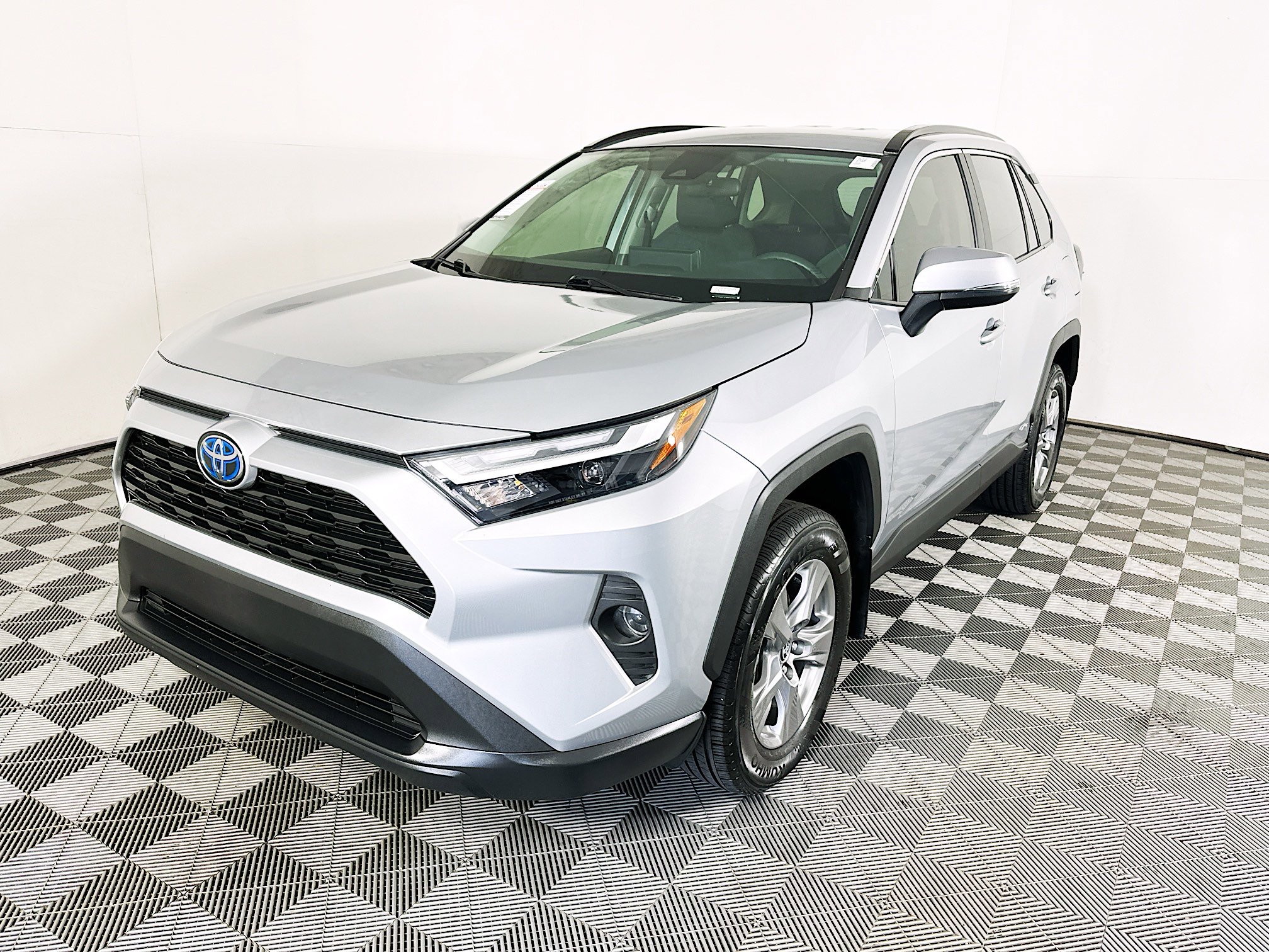 Used 2024 Toyota RAV4 XLE AWD/4WD image 7