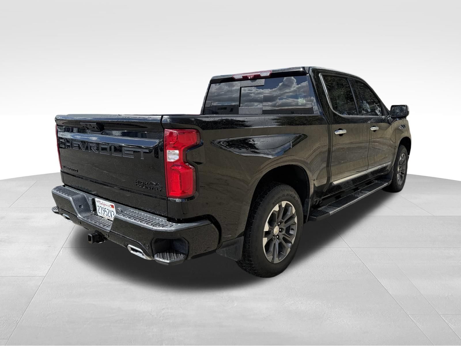 Used 2023 Chevrolet Silverado 1500 High Country w/ Technology Package AWD/4WD image 3