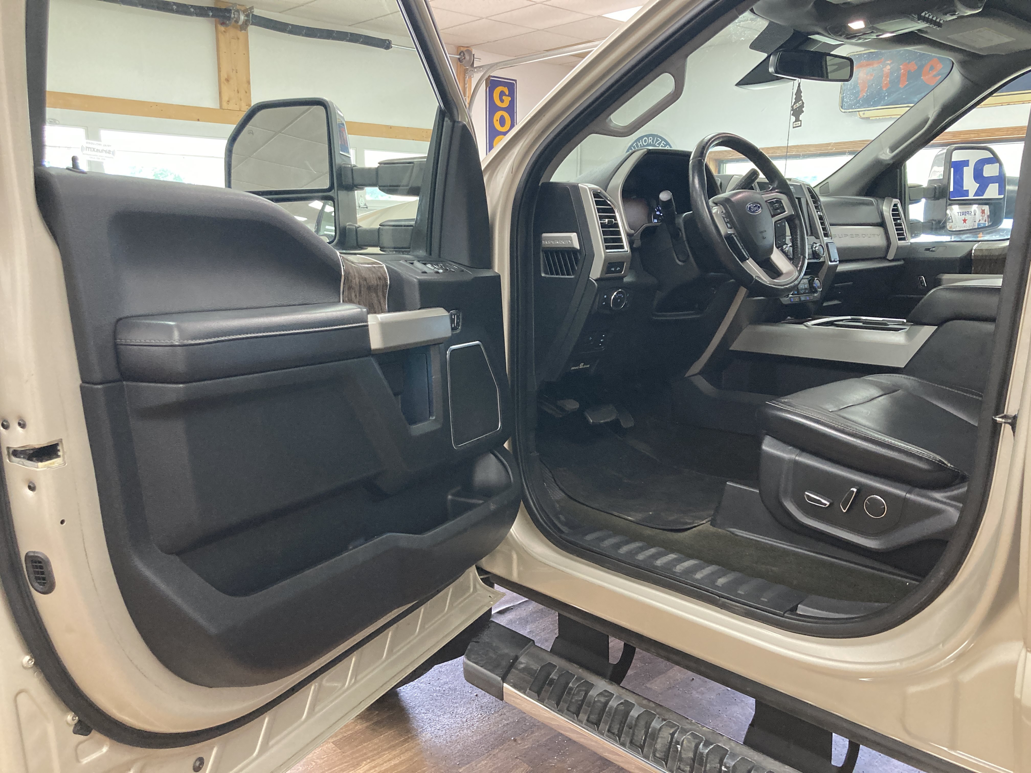 Used 2017 Ford F350 Lariat w/ Lariat Ultimate Package AWD/4WD image 11