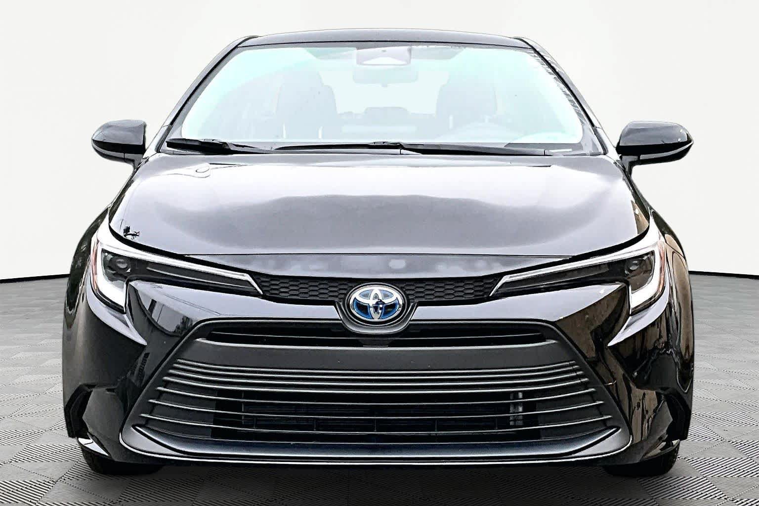 Used 2025 Toyota Corolla LE w/ Convenience Package FWD image 4