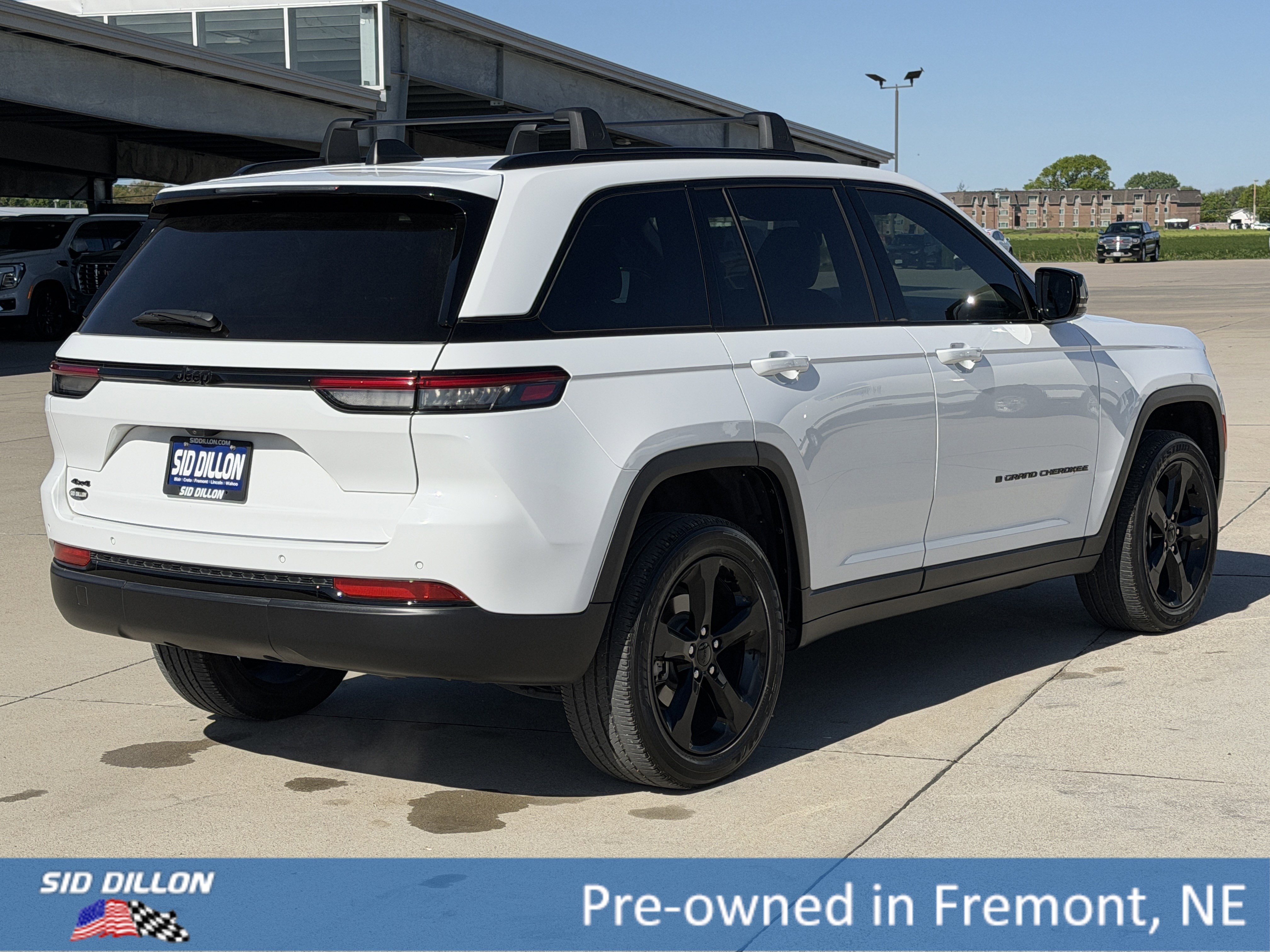 Used 2023 Jeep Grand Cherokee Altitude AWD/4WD image 4