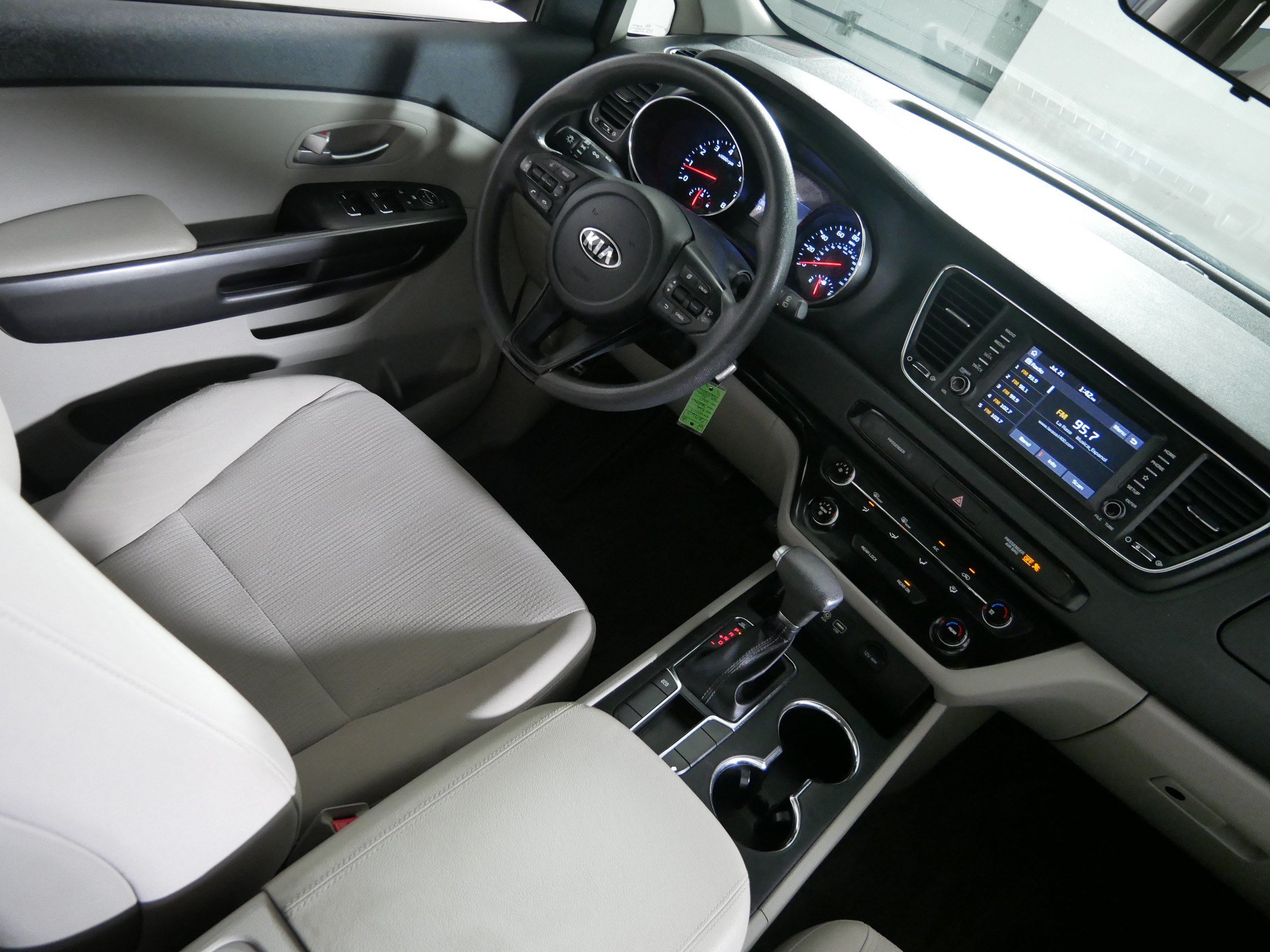 Used 2019 Kia Sedona LX FWD image 9
