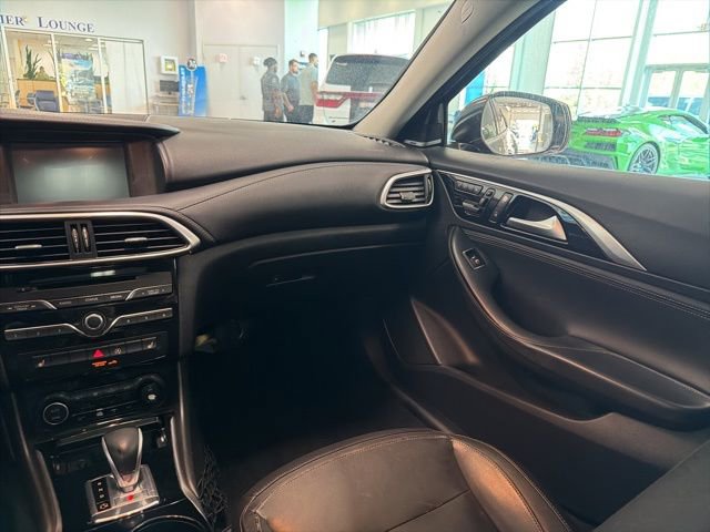 Used 2017 INFINITI QX30 Premium FWD image 17