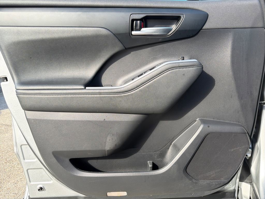 Used 2023 Toyota Highlander L image 10
