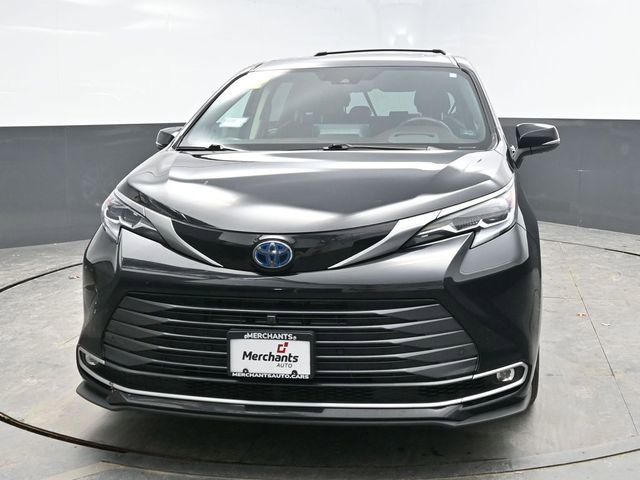 Used 2022 Toyota Sienna Platinum image 2