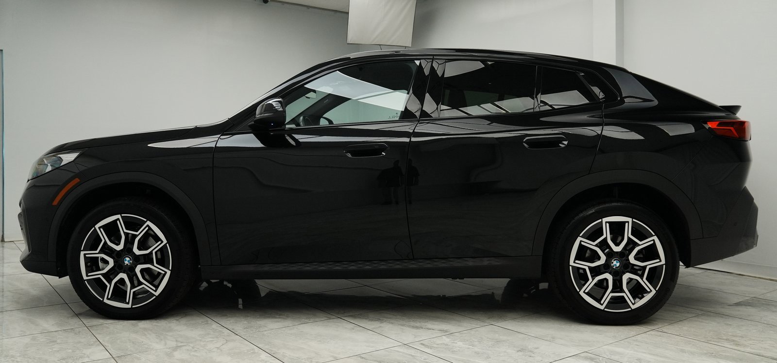 Used 2025 BMW X2 xDrive28i w/ Convenience Package image 9