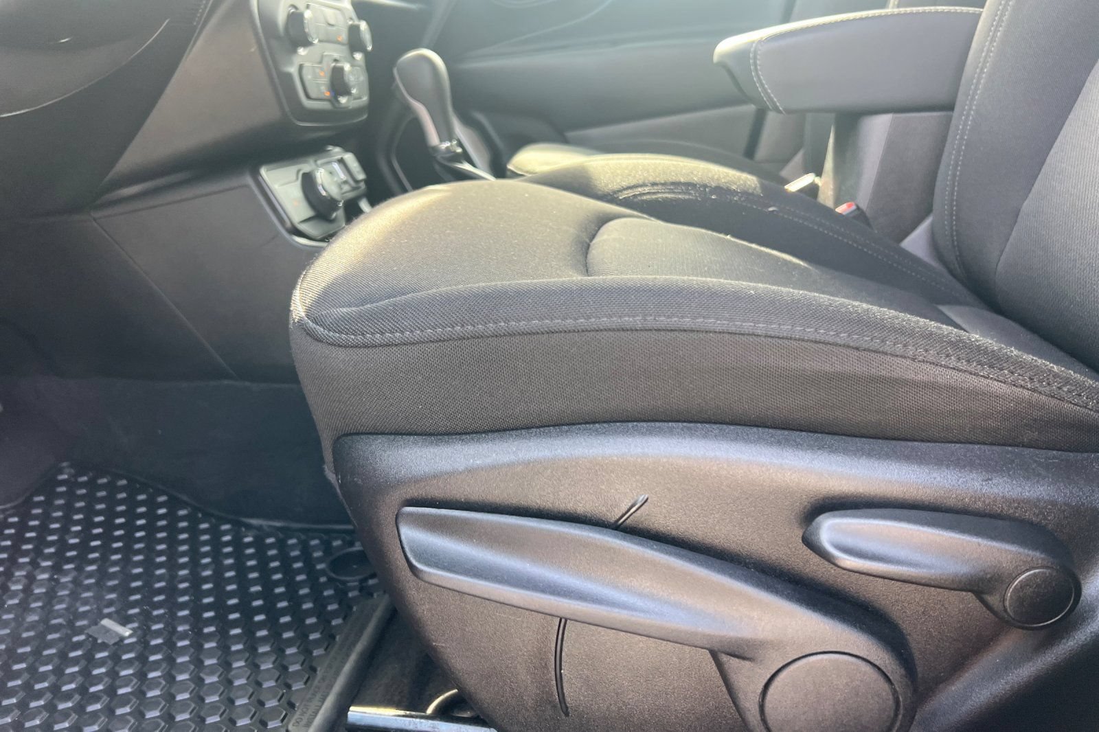Used 2023 Jeep Renegade Latitude AWD/4WD image 15