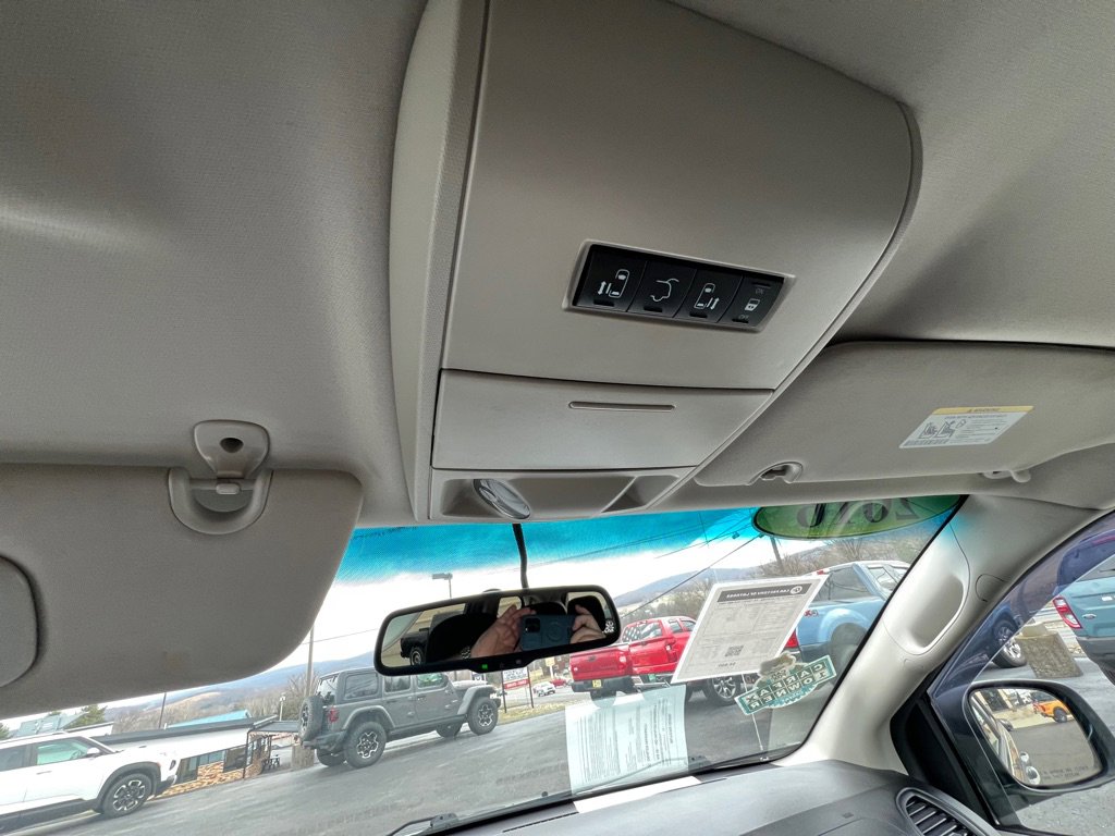 Used 2016 Dodge Grand Caravan SXT w/ UConnect Hands-Free Group image 30