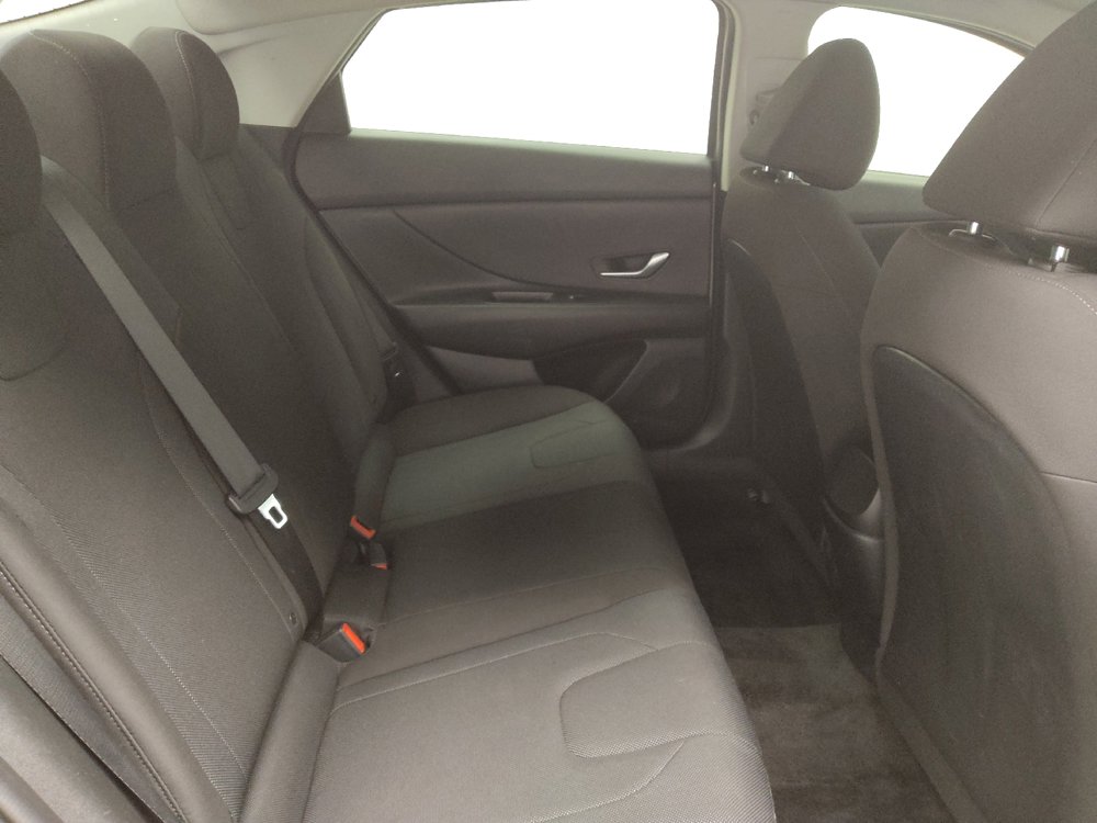 Used 2022 Hyundai Elantra SE w/ Preferred Accessory Package FWD image 19