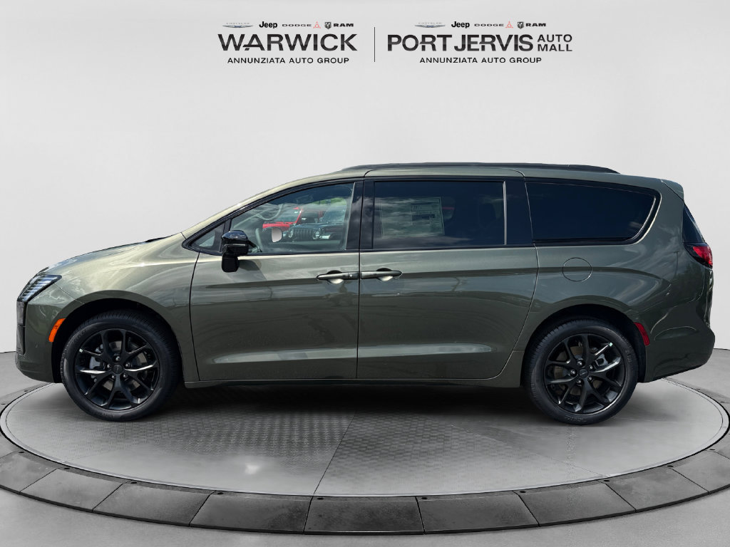 New 2027 Chrysler Pacifica Limited AWD/4WD image 2