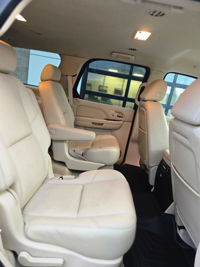 Used 2007 Cadillac Escalade AWD w/ Information Package image 16