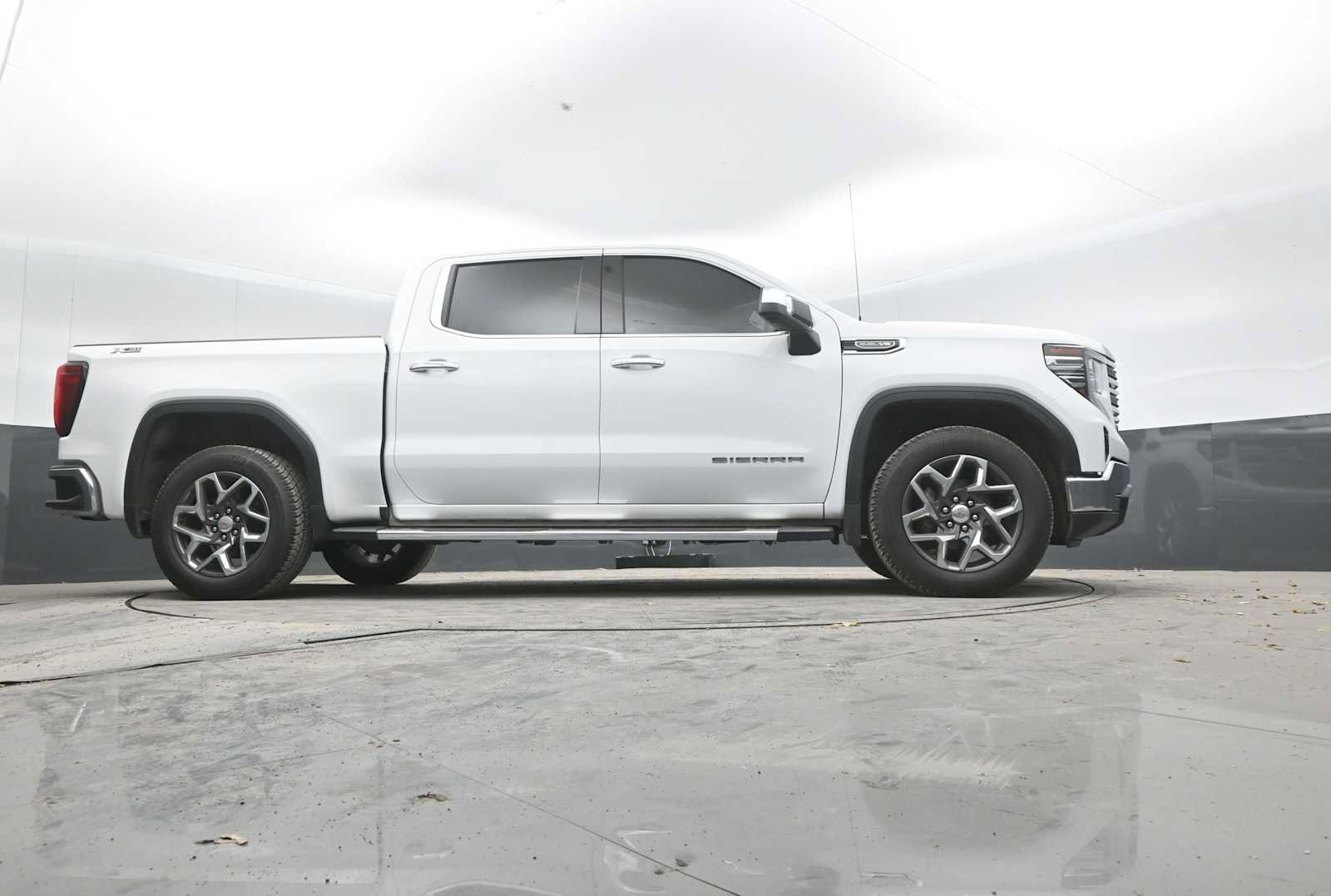 Used 2023 GMC Sierra 1500 SLT w/ SLT Premium Package AWD/4WD image 30