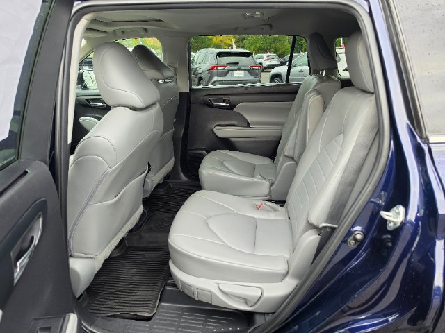 Used 2022 Toyota Highlander XLE AWD/4WD image 22
