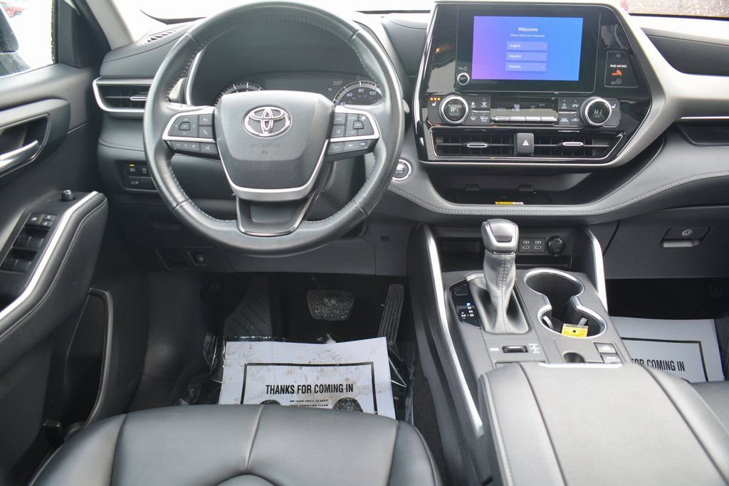Used 2023 Toyota Highlander XLE image 3