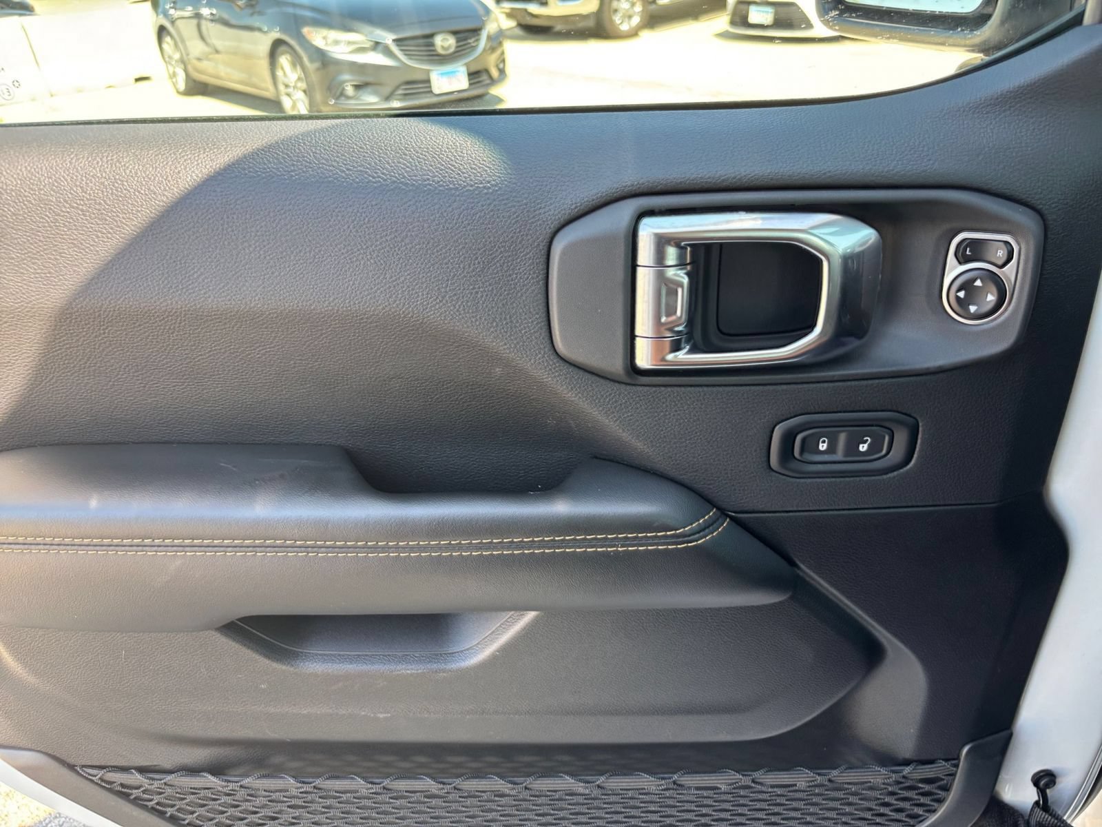 Used 2025 Jeep Wrangler Unlimited Sahara AWD/4WD image 15