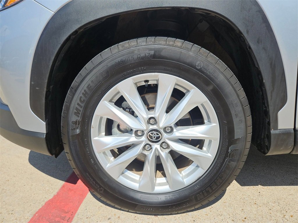 Used 2025 Toyota Corolla Cross LE image 33
