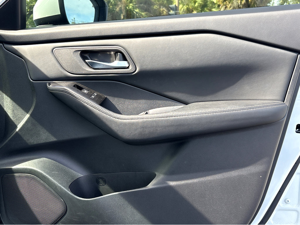 Used 2025 Nissan Rogue SV image 11