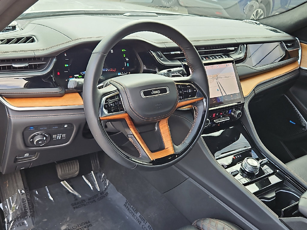 Used 2023 Jeep Grand Cherokee Summit AWD/4WD image 27