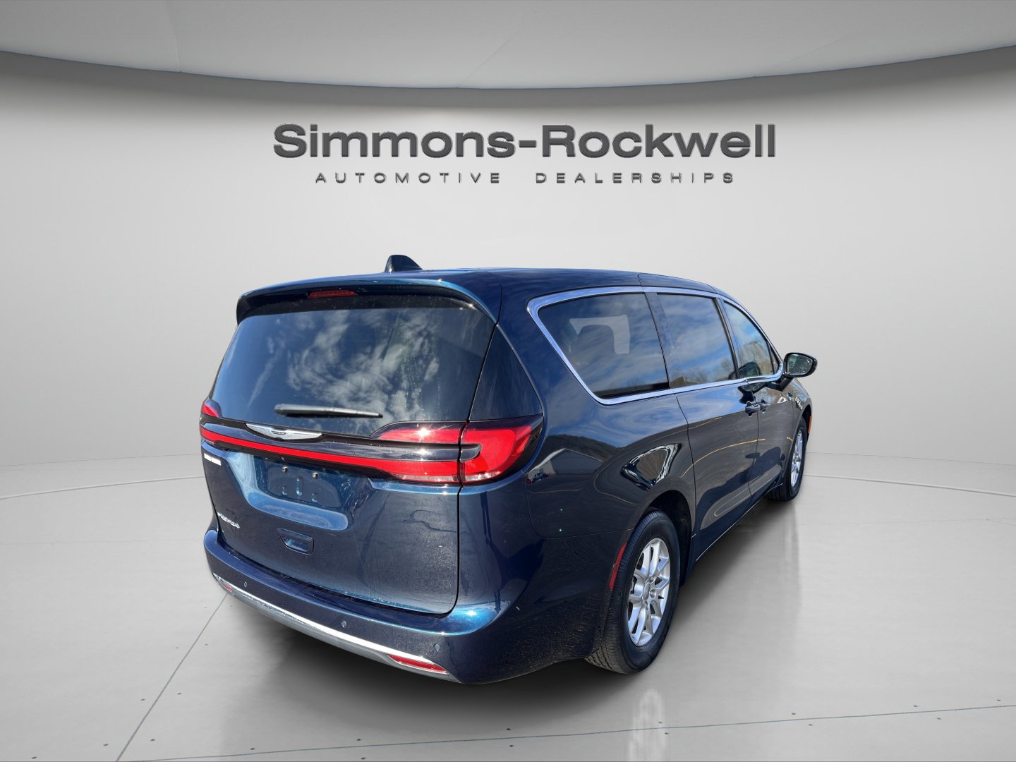 Used 2024 Chrysler Pacifica Touring-L image 7