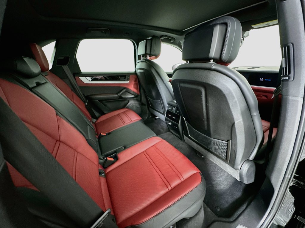 Certified 2025 Porsche Cayenne AWD/4WD image 28