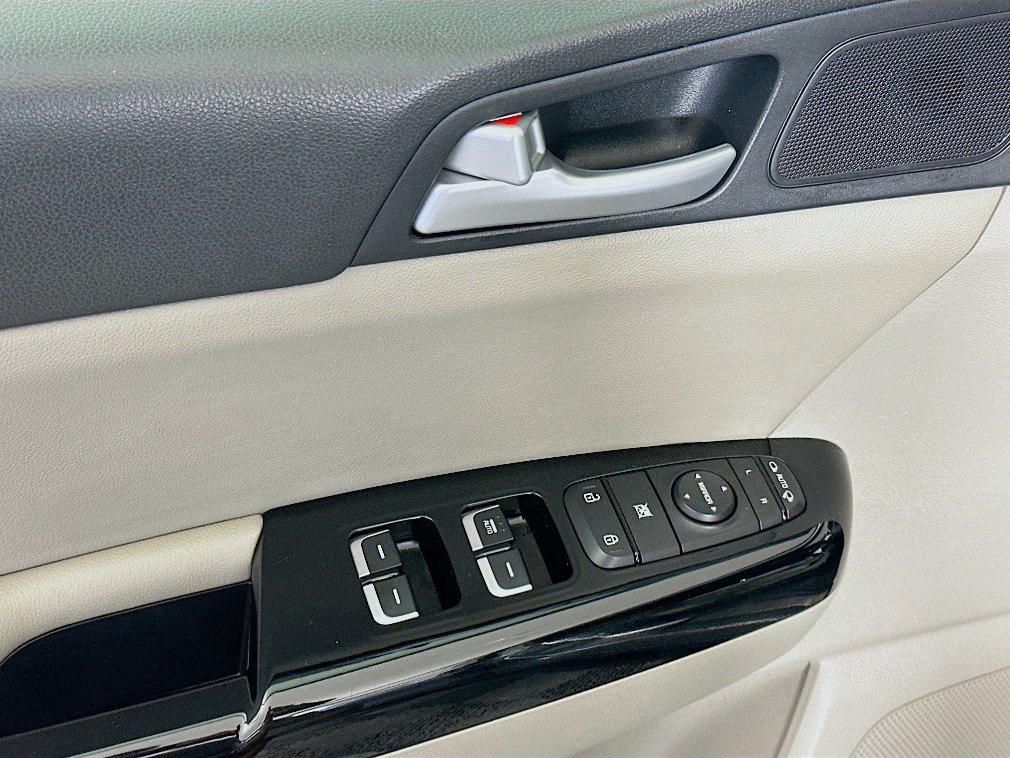 Used 2022 Kia Sportage Nightfall Edition w/ Nightfall Fwd Premium Package image 15