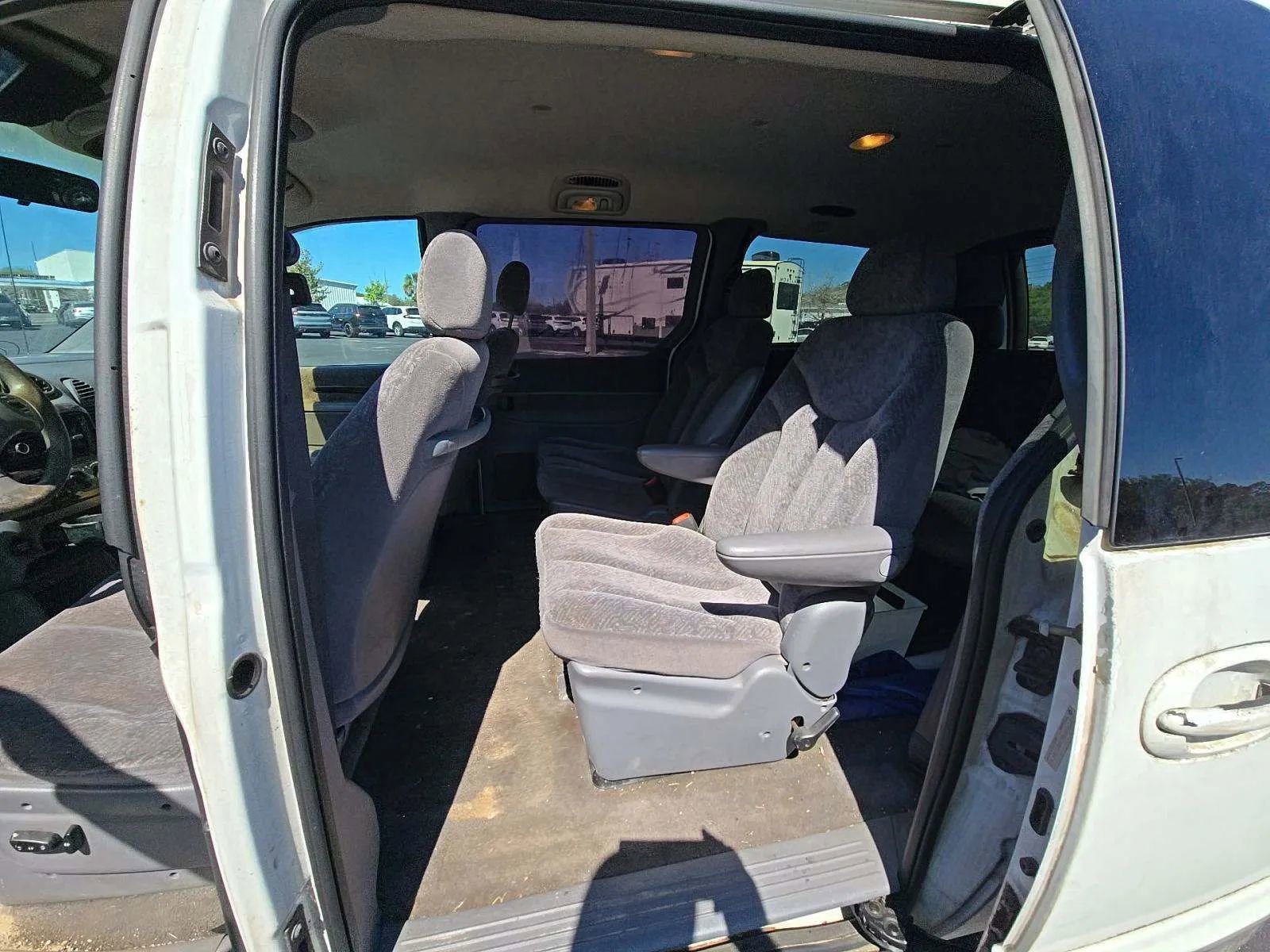 Used 2000 Chrysler Town & Country LX image 6