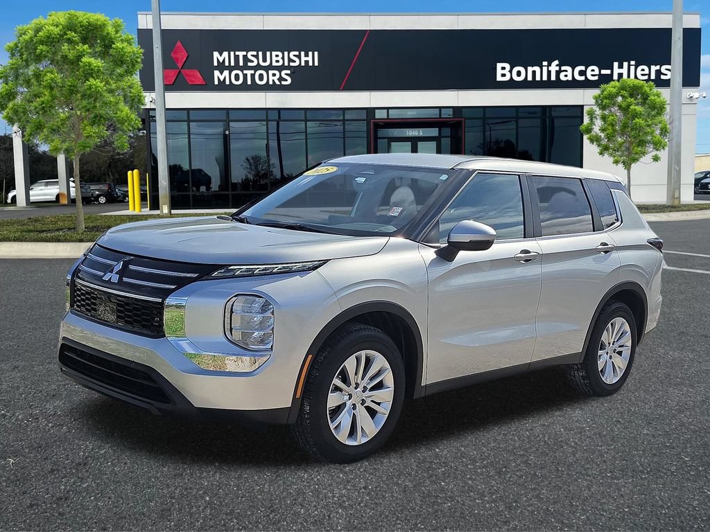 Used 2025 Mitsubishi Outlander ES FWD image 2