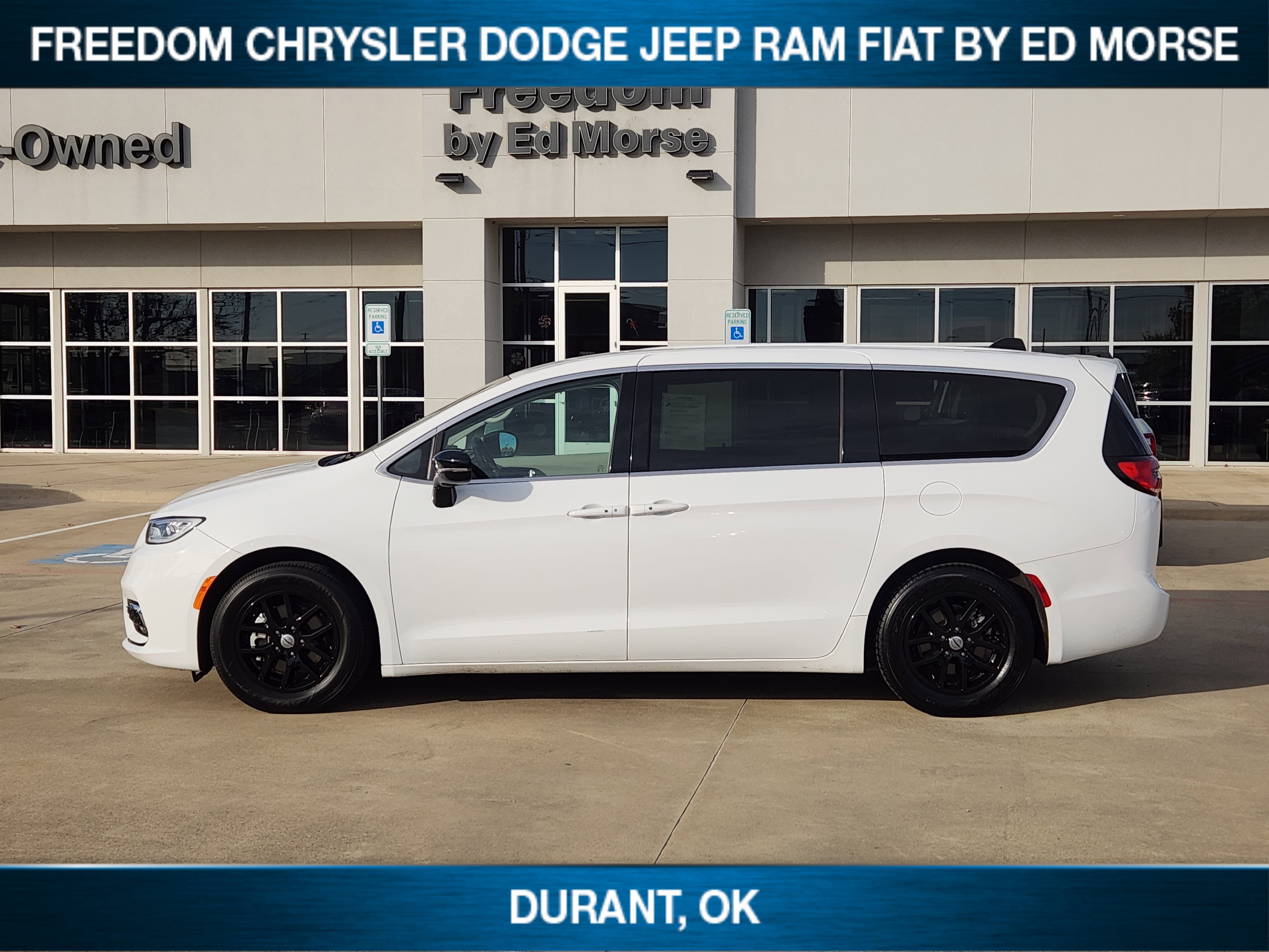 Used 2024 Chrysler Pacifica Touring-L image 3