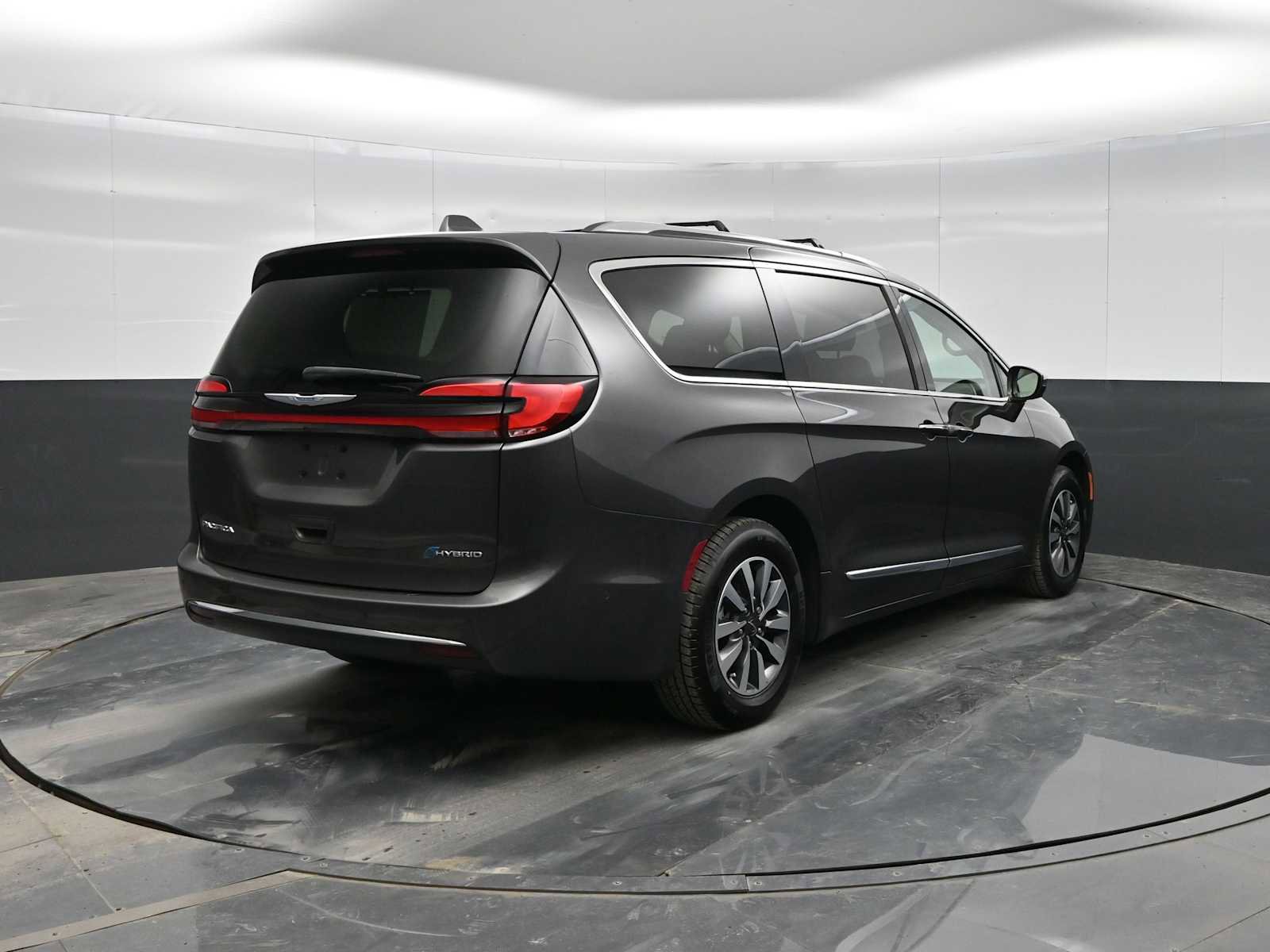 Used 2021 Chrysler Pacifica Limited w/ Uconnect Theater Family Group image 7