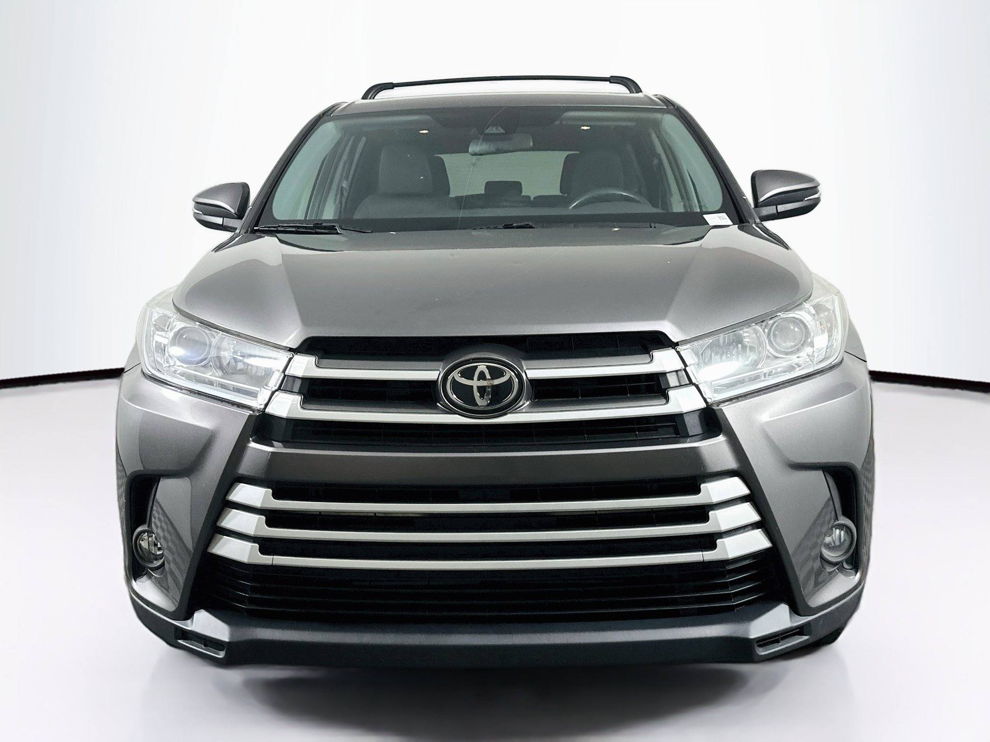 Used 2019 Toyota Highlander LE FWD image 2