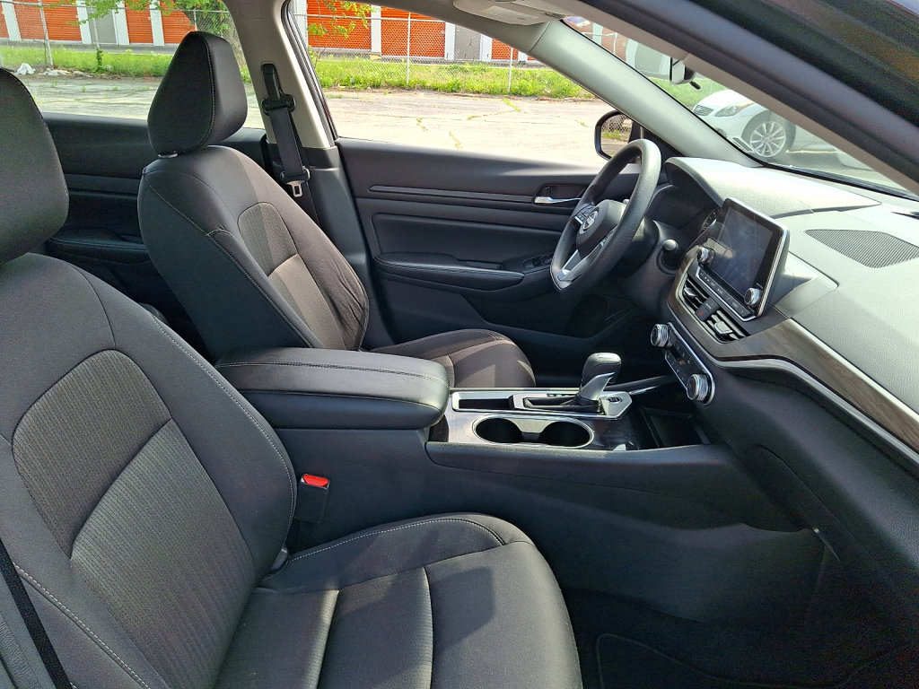 Used 2024 Nissan Altima 2.5 SV FWD image 12