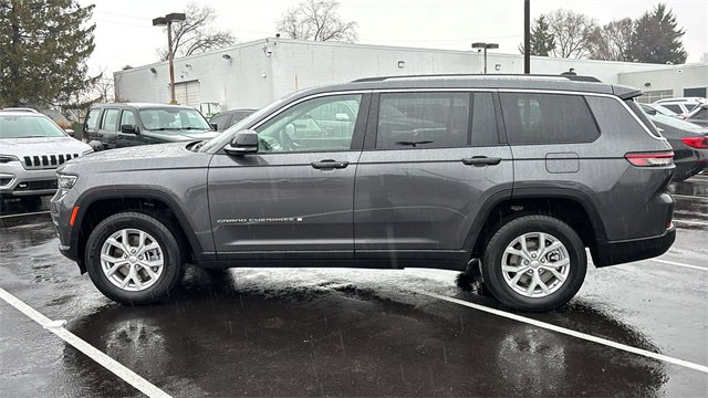 Used 2023 Jeep Grand Cherokee L Limited w/ Luxury Tech Group II image 3