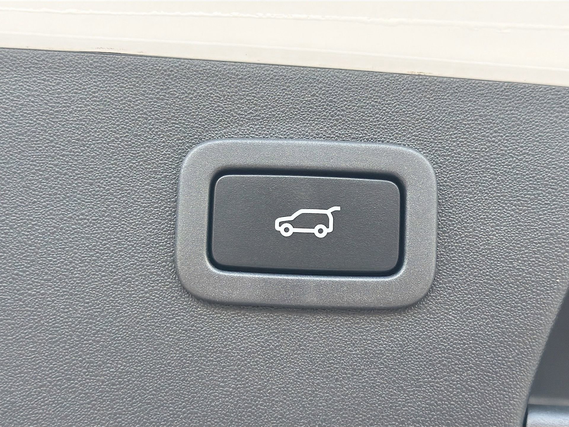 Used 2022 Jaguar E-PACE SE image 13