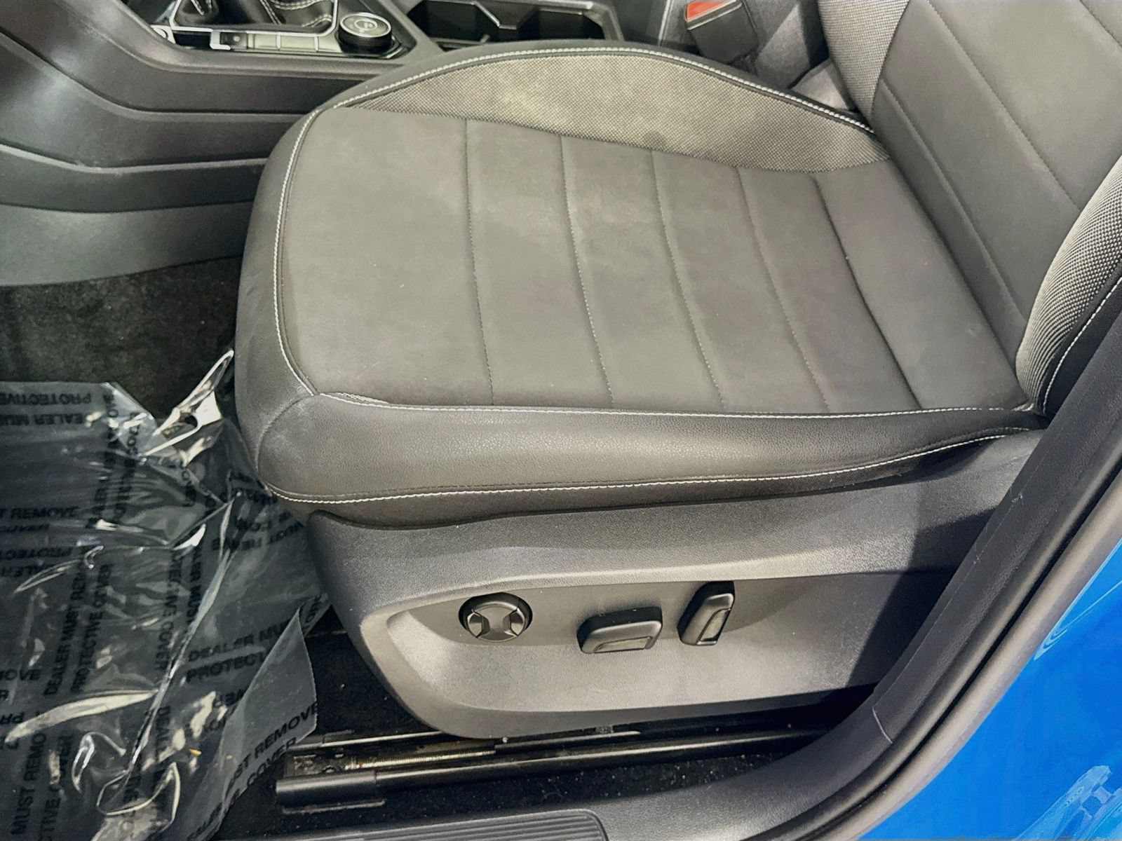 Certified 2023 Volkswagen Taos SE w/ Panoramic Sunroof Package AWD/4WD image 12