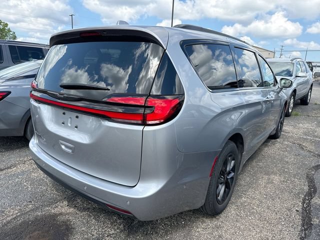 Used 2021 Chrysler Pacifica Touring-L w/ Uconnect Theater Family Group FWD image 3