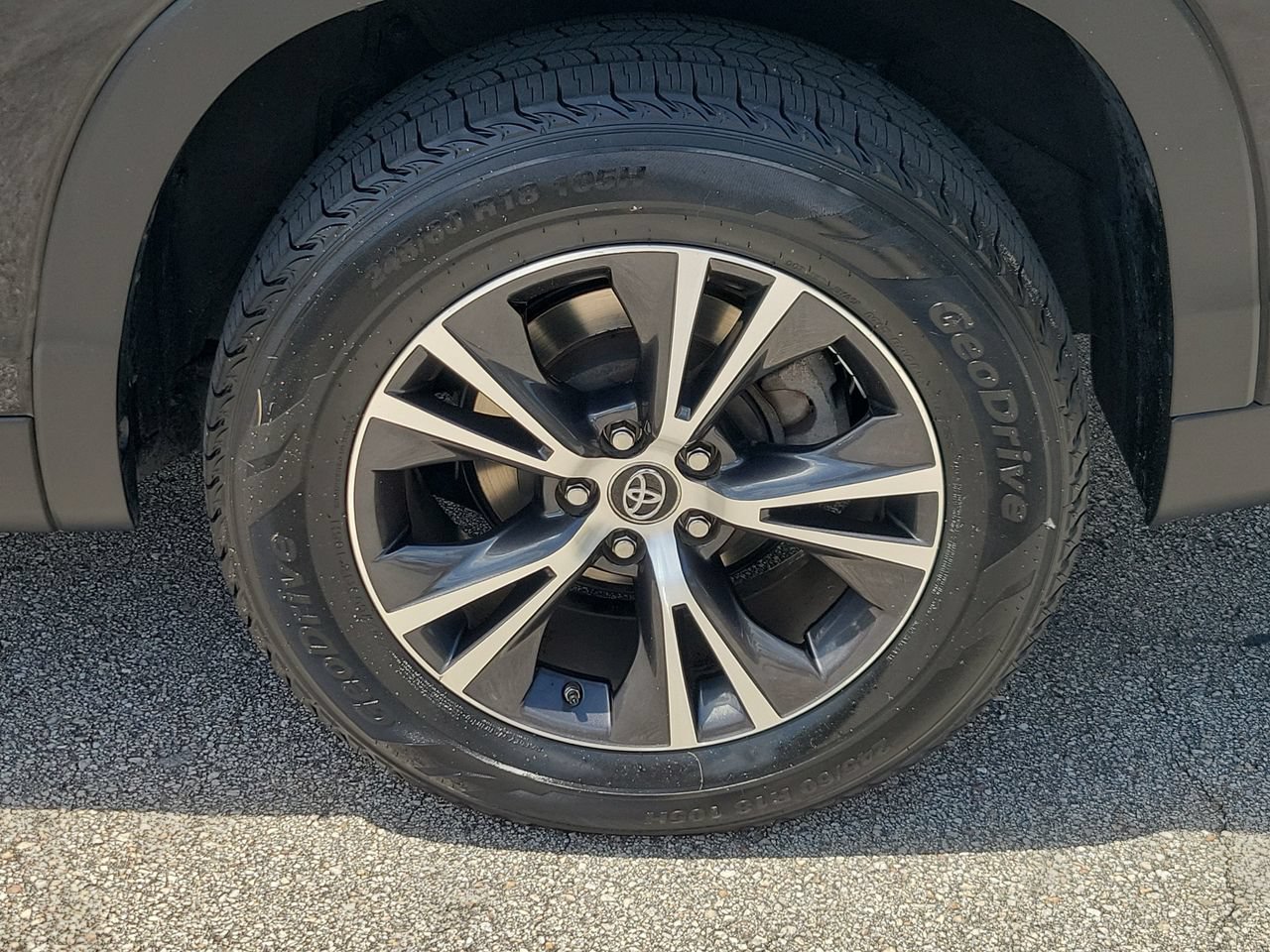 Used 2019 Toyota Highlander LE FWD image 5