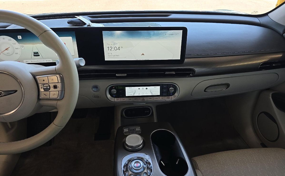 Used 2023 Genesis GV60 Advanced AWD/4WD image 9