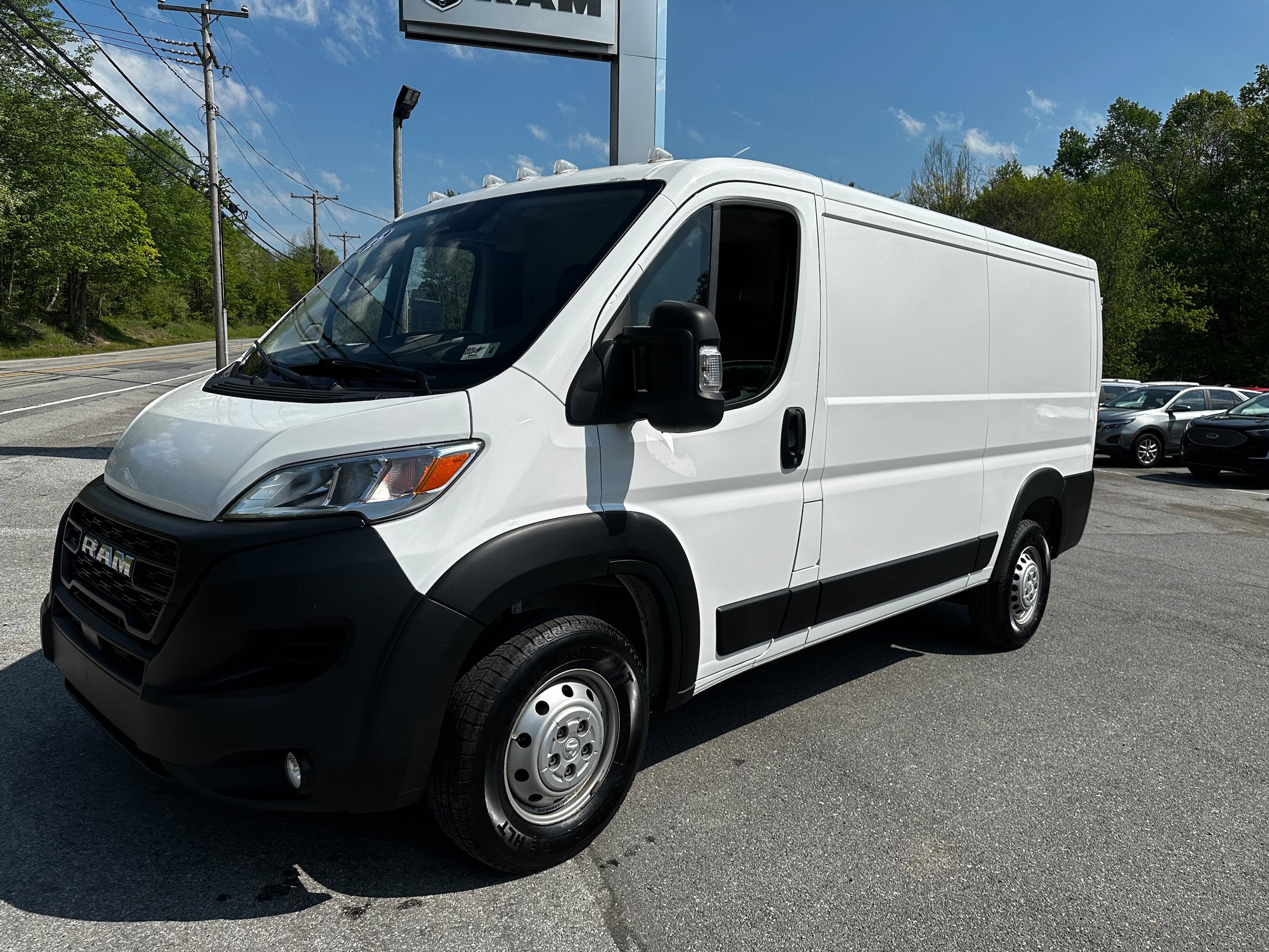 Used 2025 RAM ProMaster 2500 w/ Convenience Group FWD image 2