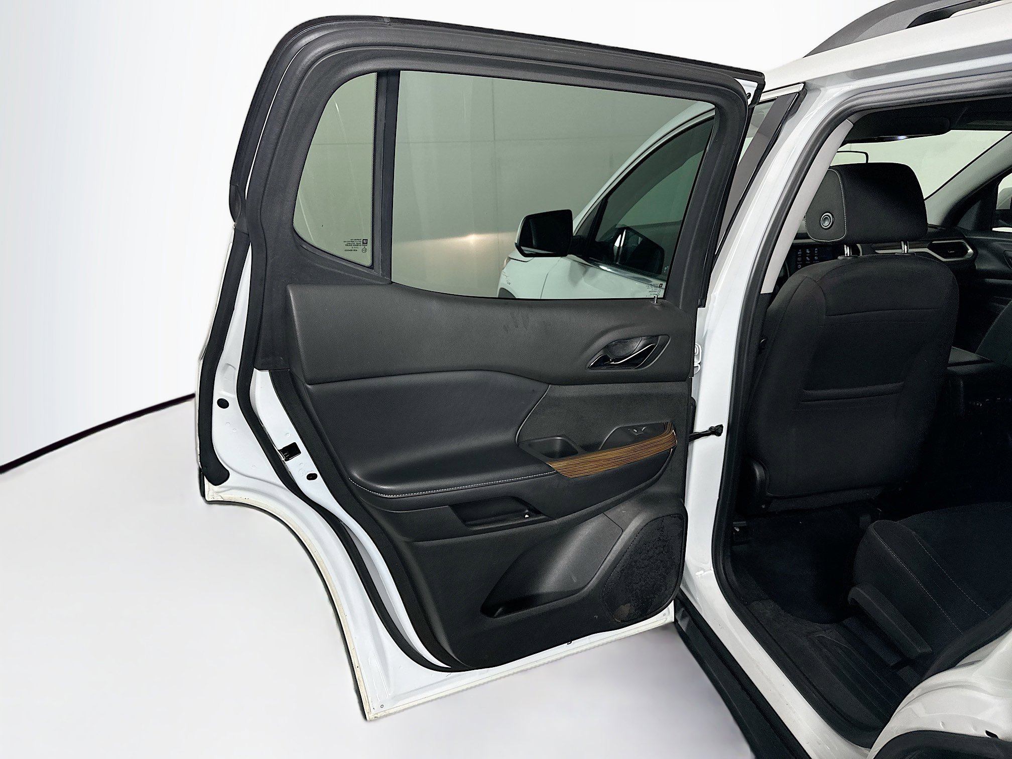 Used 2019 GMC Acadia SLE image 24