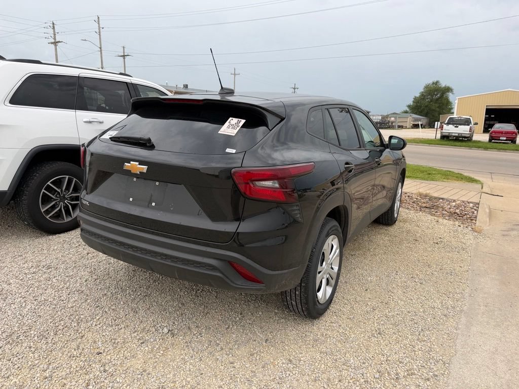 Used 2026 Chevrolet Trax LS FWD image 4