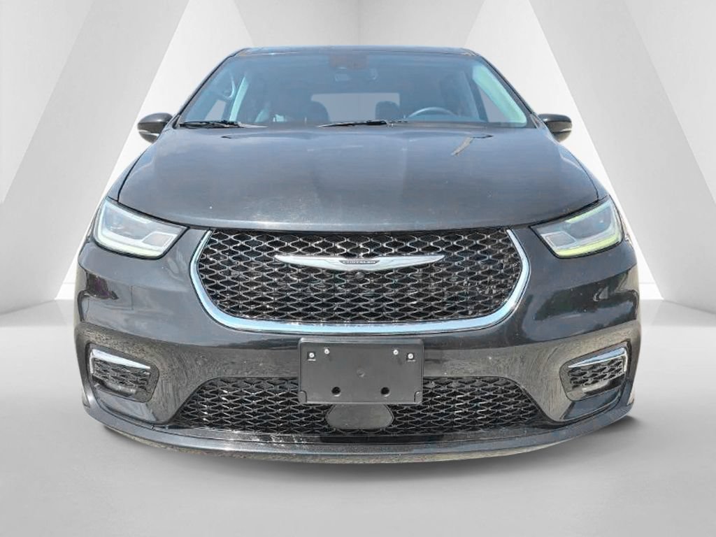 Used 2023 Chrysler Pacifica Touring-L FWD image 2