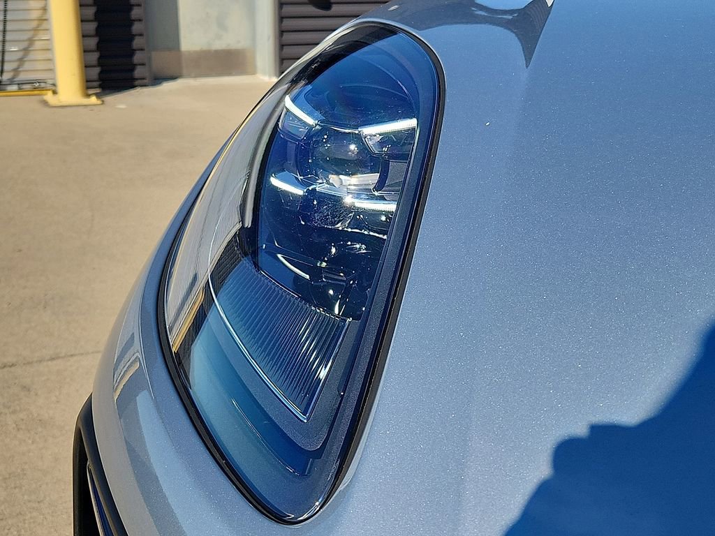 Certified 2025 Porsche Macan image 8